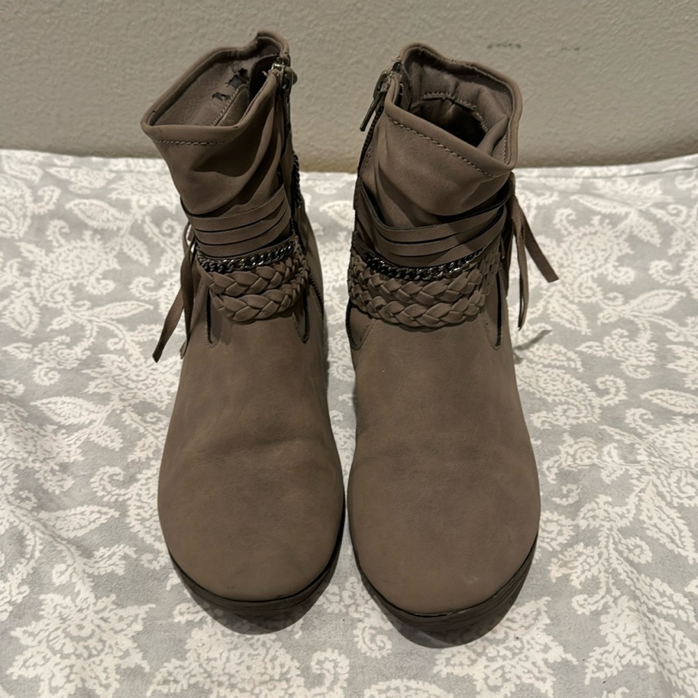 Cute Girls Short Heel Boots  Size 3